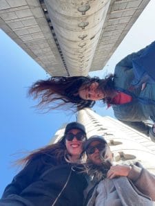 Guests and guide in a funny pose on private tour of brutalist architecture in Belgrade